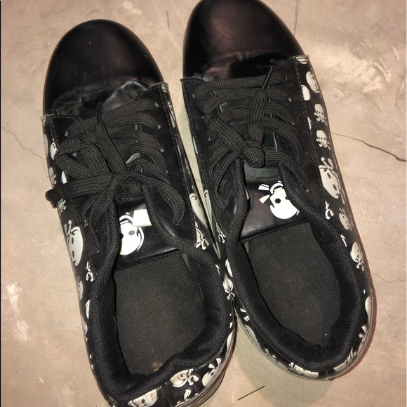 Selling black skull shoes for men. - Picture 2 of 5